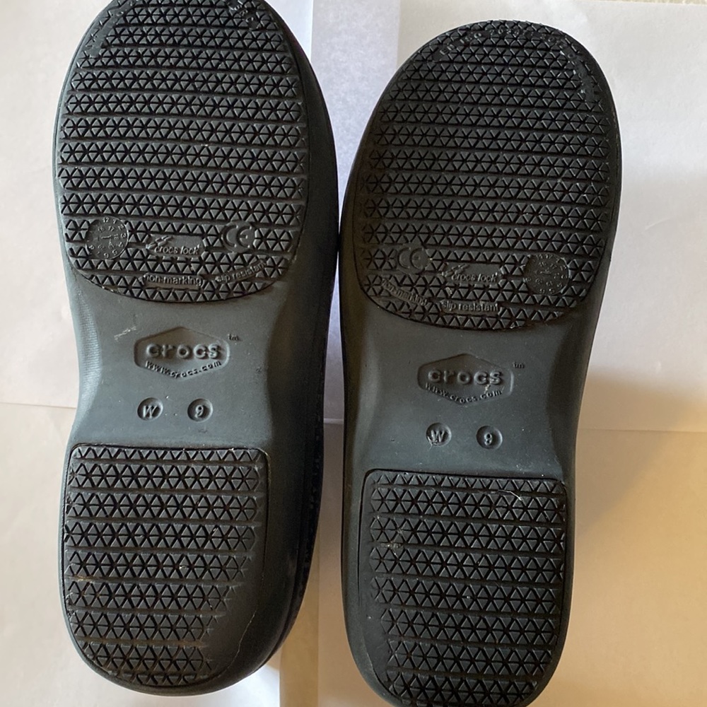 Crocs 9 - Picture 2 of 3